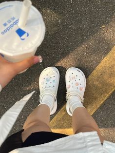 White Crocs Jibbitz Ideas, White Crocs Aesthetic, White Crocs Outfit, Crocs With Charms, Crocs Ideas, Crocs Outfit, White Crocs