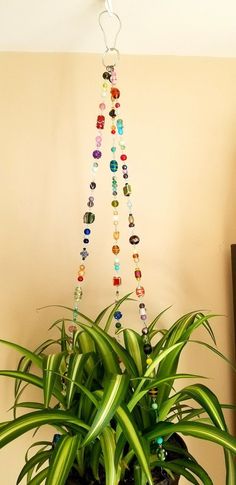 Beaded Plant Hangers, Hanging Suncatchers, Glass Bead Crafts, Colorful Plant, Deco Studio, Diy Plant Hanger, Plant Hangers, Colorful Plants, Plant Mom