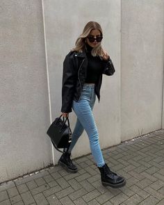 Sophia Schönherr on Instagram: “How nice is this skinny jeans please? - thread which one 1, 2 or 3? 🖤” Styling Dr Martens, Black Boots Outfit, Fashion Forward Outfits, Fall Trends Outfits, Winter Inspo, Winter Fits, Casual Work Outfits, Chunky Boots, Work Clothes