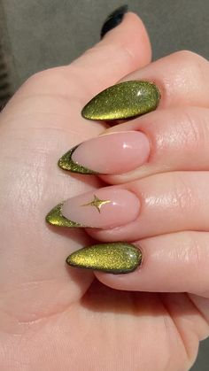 Simple Winter Nails Green, Folklore Aesthetic Nails, Cat Eye Nails For Halloween, Alt Nails Aesthetic, Nail Inspo Almond Grunge, Gel Nail Designs Cat Eye, Green Vine Nail Designs, Cat Eye Oval Nails, Gorp Core Nails