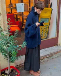 Blue Sweater Outfit, Winter Fit, Winter Lookbook, Beauty Clothes, Fall Winter 2024, Mode Vintage