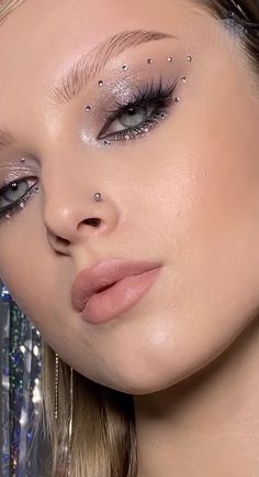 Make Up Diamonds, Make Up With Diamonds, Eye Makeup With Pearls, Diamond Makeup Looks, Diamond Eye Makeup, Makeup With Pearls, Eras Makeup, Diamond Makeup, Jewel Makeup