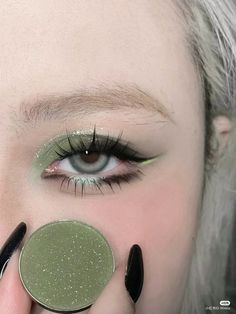 Douyin Makeup Green Eyes, Green Douyin Makeup, Casual Halloween Makeup, Green Makeup Aesthetic, Light Green Makeup, Spotlight Eyeshadow, Aesthetic Eye Makeup, Green Eye Makeup, Maquillage On Fleek