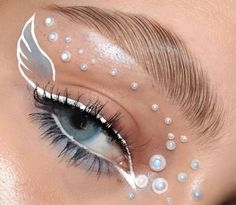 White Angel Makeup Looks Halloween, Angel Eye Makeup, Angel Halloween Makeup, Angel Makeup, Princess Makeup, Graphic Makeup, Magical Makeup, Ethereal Makeup, Eye Makeup Designs