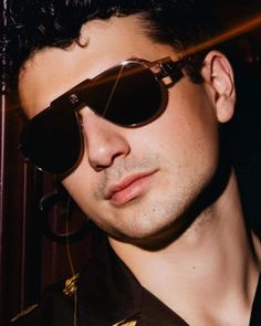 Versace Special Project Aviator. Óculos de sol inspirados em aviadores com armação de metal, lentes escuras e hardware Medusa. | #envyotica Versace