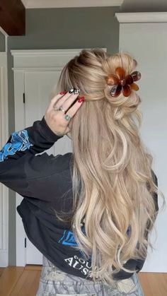 Half Updo With Bangs, Half Updos For Long Hair, Clip Hacks, Formal Hair, Club Hairstyles, Clip Hairstyles, Peinados Fáciles Para Cabello Corto, Sleek Hairstyles