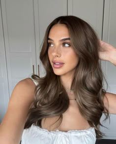 Hair Colour Ideas For Pale Skin Brown Eyes, Hair Color For Neutral Undertones, Light Brown Hair Brown Eyes, Neutral Brown Hair, Hair Fair, Brunette Hair With Highlights