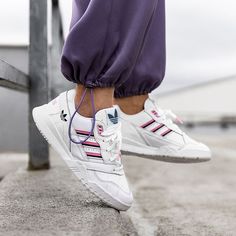 Adidas White Shoes, Cute Adidas Shoes, White Sneakers Outfit, Sneakers Outfit Casual, Adidas Outfit Shoes, Sneaker Trend, Balenciaga Sneakers