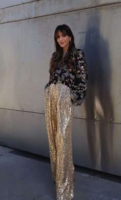 Sequins Pants Outfit, Gold Sequin Pants, Office Party Outfits, Chique Outfit, Mode Tips, Sequin Pants, Blazer Outfit, Mode Boho, Looks Party