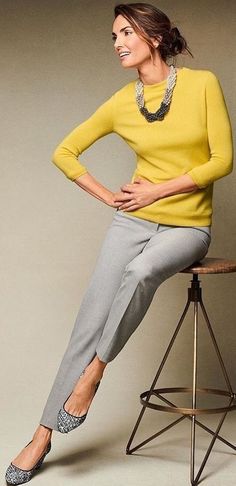 March Work Outfits, Spring Office Outfits Women Casual, Trendy Belts For Women, Amal Clooney, Comfortable Clothes, Wardrobe Update, Advanced Style, Gray Pants, 50 Style