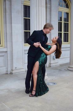 Green Prom Dresses Mermaid, Green Prom Couple, Prom Poses For Couples, Prom Photos Couple, Couple Prom Pictures, Dark Green Prom Dresses, Couples Prom, Prom Photography Poses, Couple Prom