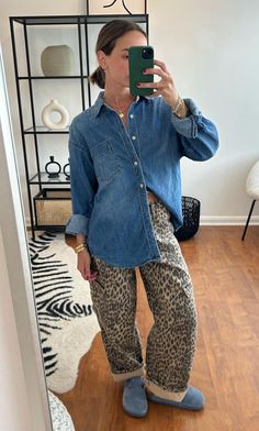 Oversized Denim Shirt Outfit, Art Teacher Outfits, Denim Shirt Outfit, Ny Outfits, Oversized Denim Shirt, Leopard Outfits, Happy Clothes, Denim Shirt