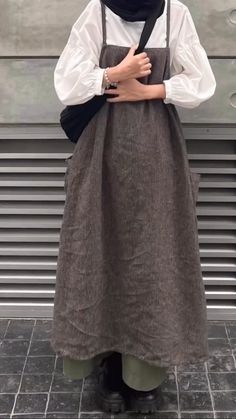 Korean Outfits Winter, Grunge Skirt Outfit, Modest Girly Outfits, Outfit Korean Style, Blouse Casual Fashion, Modesty Outfits, Winter Fashion Outfits Casual, Muslimah Fashion Outfits