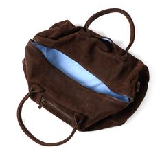 Une prise simplifiée et sportive sur un sac de week-end. 
Le sac de sport récupéré est parfait pour une nuit ou une visite élégante à la salle de gym. Le look peut être un retour en arrière, mais les caractéristiques sont pensivement modernes. La fermeture à glissière prolongée permet un emballage plus facile; la poche zippée stash à l'extérieur garde l'essentiel sécurisé et accessible, et l'assortiment de poches intérieures drop-in et zip vous permet de rester organisé. Notre cuir récupéré est Modern Travel Bag With Zipper Pocket For Overnight Trips, Modern Travel Bag With Zipper For Overnight Trips, Modern Duffle Bag With Zipper For Overnight Trips, Modern Brown Travel Bag With Zipper Closure, Sporty Leather Duffle Bag For On-the-go, Sporty Leather Duffle Bag, Sporty Leather Travel Bag For Everyday Use, Sporty Weekender Bag With Zipper For Overnight Trips, Sporty Weekender Bag For Overnight Trips