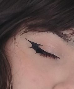 Bat Wing Eyeliner, Wing Eyeliner, Creepy Makeup, Vampire Bride