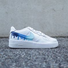 Live dangerously and break the rules in a pair of blue Gradient Custom Air Force 1s! Experience a unique look that's just as daring as you are. Be the trendsetter and show the world how it's done! 🤩 🔥 100% genuine, Brand New.👟 Custom sneakers.💫 Every pair is hand-made to order.✨ Best quality waterproof and scratch-proof paints used.✨ 1000+ satisfied customers across various platforms. 🌎Free worldwide shipping,shipping within 5-12 working days🎁 Treat the shoes as art as they are delicate an Sneakers Air Force, Air Force 1s, Break The Rules, Custom Air Force 1, Baskets Nike, Blue Gradient, Bleu Turquoise, Custom Sneakers, Nike Cortez Sneaker