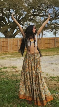 70s style boho spring outfit - white cropped tee shirt with orange, yellow and green maxi shirt Boho Girl Aesthetic, Katelyn Core, Bohemian Outfit Ideas, Summer Hippie Outfits, Hippie Outfits 70s, Soul Outfit, Boho Aesthetic Outfit, Neo Soul Outfits, Hippie Boho Outfits