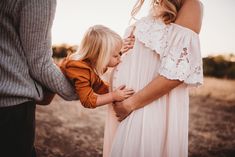 Maternity Photography Fall Ideas, Fall Maternity Family Photoshoot, Maternity With Daughter, Maternity Photoshoot With Daughter, Maternity Photos With Daughter, Maternity Photography With Daughter, Mother Daughter Maternity Pictures, Fall Maternity Family Photos, Maternity Photography Family Of 3