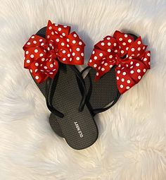 A pair of Old Navy flip flops in black with a 5 inch bow hand sewn to thong. Super cute and stylish even to wear on vacation!! Kids sizes can be made, please inquire the bow will be adjusted to fit the size properly. Turn around time is approximately 5 business days sometimes less I make the bow as well. Custom orders are welcome anytime!! Please visit my shop for more unique designs!! Twobeestees.etsy.com Thank you for stopping by and supporting small businesses!! Brenda Old Navy Flip Flops, Bridal Flip Flops, Cute Flip Flops, Flip Flop Wreaths, Floral Flip Flops, Wedding Flip Flops, Bow Flip Flops, Diy Slippers, Creative Shoes