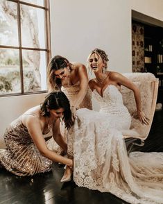 Wedding Photo Sisters, Friends Wedding Photos, Bride And Best Friend Picture, Wedding Pictures With Friends, Sisters Wedding Photoshoot, Bridal Suite Photos, Bride And Sister Pictures, Sister Wedding Photos, Bride And Sisters