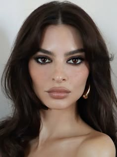 Red Lip Brunette, Elevated Natural Makeup, Makeup For Dark Features, 90s Supermodels Makeup, Sultry Glam Makeup, High Visual Weight Makeup Looks, Edgy Wedding Makeup, Dark Features Makeup, Going Out Makeup Looks Green Eyes