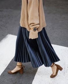 Blue Skirt Outfits, Maxi Sweater, Pleated Skirt Outfit, Colorful Outfit, Beige Pullover, Casual Fridays, Vanessa Bruno, Pleated Maxi, Hijab Style