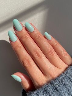 Just like its name, Mint is a light shade of blue with cool mint undertones—the perfect pastel to transition from winter to spring (and even right into summer). Non-damaging gel tabs and brush-on glue included in every box. Paintbox Press Ons are here to elevate your look and change the DIY nail game. Our collection of Ready-to-Wear nails was created at the iconic Paintbox studio in NYC — designed by the tastemakers in nail art and favored by editors and celebrities alike. Pastel Teal Nails, Sea Foam Nails, Seafoam Nails, Jade Green Nails, Pastel Green Nails, Mint Green Nail Designs, Gel Nails Summer, Mint Green Nails