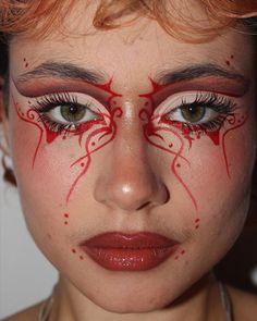 Christmas Graphic Liner Makeup, Red Graphic Makeup, Christmas Graphic Liner, Red Liner Makeup, Red Eye Looks, Red Graphic Eyeliner, Red Eyeliner Looks, Red Graphic Liner, Red Cut Crease