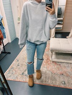 Ugh Tasman Outfit, Fall Fashion Trends Casual, Mini Uggs, Outfit With Uggs, Fall Outfits Aesthetic, Ugg Boots Outfit, Casual Mom Style, Outfit For Fall