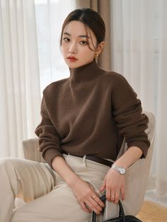 Highnecksweater Outfits Women, Brown V Neck Sweater Outfit, Turtle Neck Outfits For Women, Coffee Brown Outfit, Brown Pullover Outfit, Turtle Neck Outfit Women Casual, Brown Crewneck Outfit, Brown Casual Outfit, Brown Long Sleeve Outfit