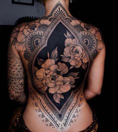 Body With Tattoos, Maori Tattoo Frau, Floral Back Tattoos, Backpiece Tattoo, Back Piece Tattoo, Blackout Tattoo, Full Back Tattoos, Tattoed Women, Tato Lengan