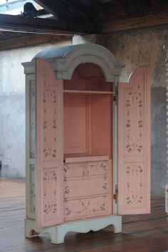 Vicenza Armoire. You could get this look with Louis Blue, and Antoinette Chalk Paint™ Baños Shabby Chic, Cocina Shabby Chic, Pink Cabinets, Shabby Chic Bathroom, Shabby Chic Bedrooms, Chic Bathrooms, Chic Kitchen