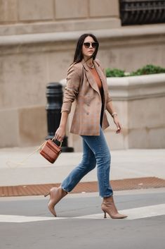 How to Style A Plaid Blazer, plaid blazer outfits, blazer and jeans outfits, fall outfit Trendy Traditional Indian Outfits, Blazer Outfit Spring, Leather Jacket Outfit Spring, Nyc Spring Outfits, Gender Reveal Outfit, Spring Business Casual Outfits