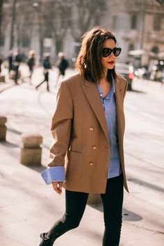 Camel Blazer Outfit, Outfit Minimalista, Mode Dope, Ultimate Capsule Wardrobe, Camel Blazer, Minimalistic Outfits, Capsule Wardrobe Work, Elegante Y Chic, Walking Down The Street