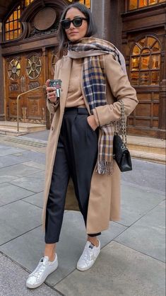 Hannah Cocobeautea, Simple Winter Outfits, Trench Coat Outfit, Europe Outfits, Winter Fashion Outfits Casual, Outfit Chic, Coat Outfit, Neue Outfits