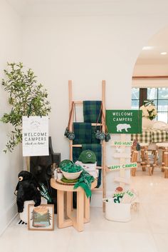 there is a welcome sign in the corner of this room with green and white decorations