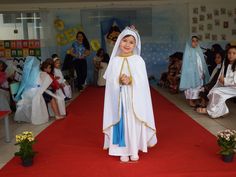 Escola celebra dia de “Todos os Santos” Mother Teresa Photos, Bible Quiz, Catholic Priest, Mother Teresa, Clothes Sewing Patterns, Hallows Eve, Catholic Church, Dye, Halloween