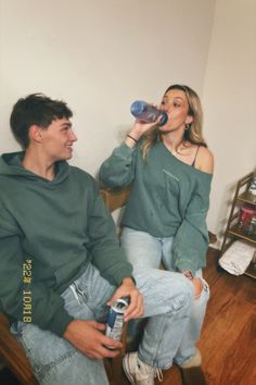 Couples Matching Jeans, Twining Outfits Couples, Matching Basic Outfits, Boyfriend And Girlfriend Outfits Ideas, Couple Outfits School, Cohesive Couple Outfits, Matching Outfit With Boyfriend, Outfit To See Boyfriend, Relationship Matching Outfits