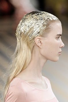 i'm not sure if i ever try it but i actually like the idea of gilding or glittering your hair Runway Hair, Paolo Roversi, Tim Walker, Glitter Hair, Golden Girl, Gold Hair, Gold Accessories