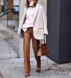 Brown Leather Pants Outfit, Brown Leather Pants, Chique Outfit, Leather Pants Outfit, Fashion Trends Winter