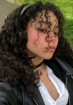 Curly Hair Poses Photo Ideas, Pretty Curls, Black Curly Hair, Peinados Fáciles Para Cabello Corto, Curly Hair Inspiration, Marauders Era