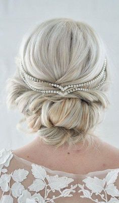 How pretty is this up do? These wedding day hairstyles ideas are too pretty to pass up!! Jewelry Ideas For Bride, Wedding Jewelry Ideas For Bride, Wedding Jewelry Ideas, Bun Wedding, Trendy We Fryzurach, Prom Hair Updo, Bridal Hair Jewelry, Hair Jewelry Wedding