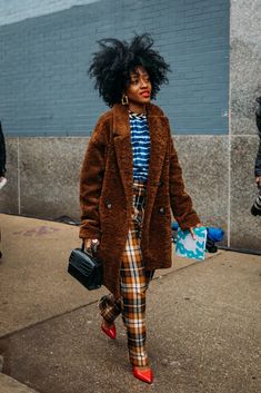 NYFW Day 1 | Best Street Style at New York Fashion Week Fall 2020 | POPSUGAR Fashion Photo 2 Print Mixing, Mode Hippie, New York Fashion Week Street Style, Katharine Hepburn, Popsugar Fashion, Best Street Style, Black Women Fashion, Plaid Pants, Trend Fashion