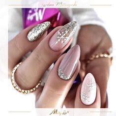 Simple Christmas Nails Winter Almond, Christmas Nails Simple Classy Almond, Almond Shaped Christmas Nail Designs, Christmas Nails 2023 Almond, Christmas Nails Oval Shape, Nails December 2022, Noel Nail Art, Nails Christmas 2022, Christmas Nails Design Elegant