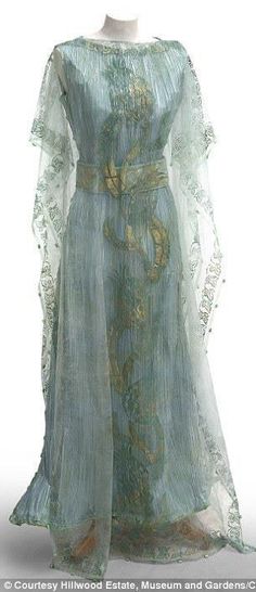 Callot Soeurs Vintage Gown 1908 She must wear this! Beautiful 1920s Dress, Hillwood Estate, Devils Backbone, Callot Soeurs, Light Green Dress, 1900s Fashion, Edwardian Dress, French Silk, Vintage Gowns