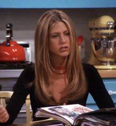 Honey Blonde 90s Hair, Jennifer Aniston 90s Hair Blowout, Jennifer Aniston Hair Dark Brown, 90s Layered Hair Face Framing, Jeniffer Aniston Hair 90s, Jen Aniston Outfits, Jennifer Aniston Hair Back View, Jeniffer Aniston Hair Color, Jennifer Aniston Bronde