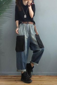 #dadjeans #baggyjeans #lightwash #streetstyle Nonbinary Casual Outfits, Petite Baggy Outfit, Cute Baggy Pants Outfits, Loose Clothing Style For Women, Cool Baggy Pants, Nonbinary Outfit Ideas, Baggy Pants Outfit Women, Soft Butch Fashion, Homeless Aesthetic Outfit