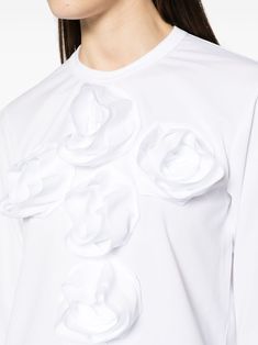 chalk white jersey texture floral appliqué crew neck long sleeves straight hem Size Info STANDARD Color Detail White Made In Japan Material Polyester 100% Season One Fall-Winter Season Two Fall-Winter Product t-shirts and polos Brand Comme Comme Size And Fit This piece fits true to size. We recommend you get your regular sizeModel is 1,75m / 5ft 8in wearing size S White Crew Neck T-shirt With Floral Applique, White Crew Neck Top With Floral Applique, White Floral Applique Crew Neck T-shirt, White Crew Neck Sweatshirt For Spring, Trench Dress, 1017 Alyx 9sm, Chalk White, Moon Boots, Malene Birger