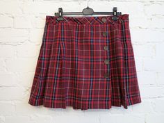 Womens Red Tartan Plaid Mini Skirts Low Waist Pleated Skirts Checkered Skirts Back to School Skirt Wool Blended Scottish Skirt Size L N.B. Color may slightly differ from picture. Label size: 42 Measurements (taken laying flat): Waist: 17.5" / 44.5 cm Hips: 22.5'' / 57 cm  Length: 18.5" / 47 cm Please check measurements to insure a proper fit. Remember to allow yourself some extra room for movement. You can compare these with something from your closet that fits you well. Condition: good Vintage Condition SHIPPING * I ship worldwide via Priority mail. * I ship from Europe, so please allow 2 to 4 weeks for the package to arrive if you live overseas. * Europe 5 - 10 business days. Please also visit my Mother's shops for some more vintage treasurs: https://www.etsy.com/shop/VintageOffer?ref=se Back To School Skirt, Plaid Mini Skirts, Scottish Skirt, Skirt Wool, School Skirt, Checkered Skirt, Pleated Skirts, Vintage Vest, Red Tartan