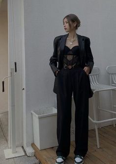 Ootd Thursday Outfit, Unique Blazers Women Fashion, Alt Dinner Outfits, Formal Concert Outfit, Body Encaje Outfit, Masc Formal Outfits Women, Edgy Elegant Outfits, Fem Suit, Feminine Suits Prom